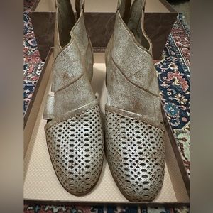 NWT Casta booties
